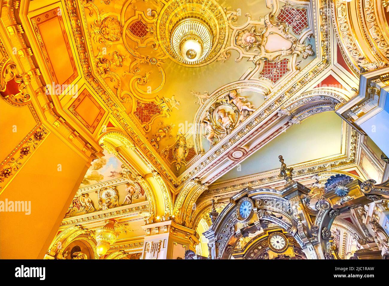 BUDAPEST, UNGHERIA - 23 FEBBRAIO 2022: Il grande interno del New York Cafe decorato con scintillanti elementi dorati su pareti pastello e soffitti in c Foto Stock