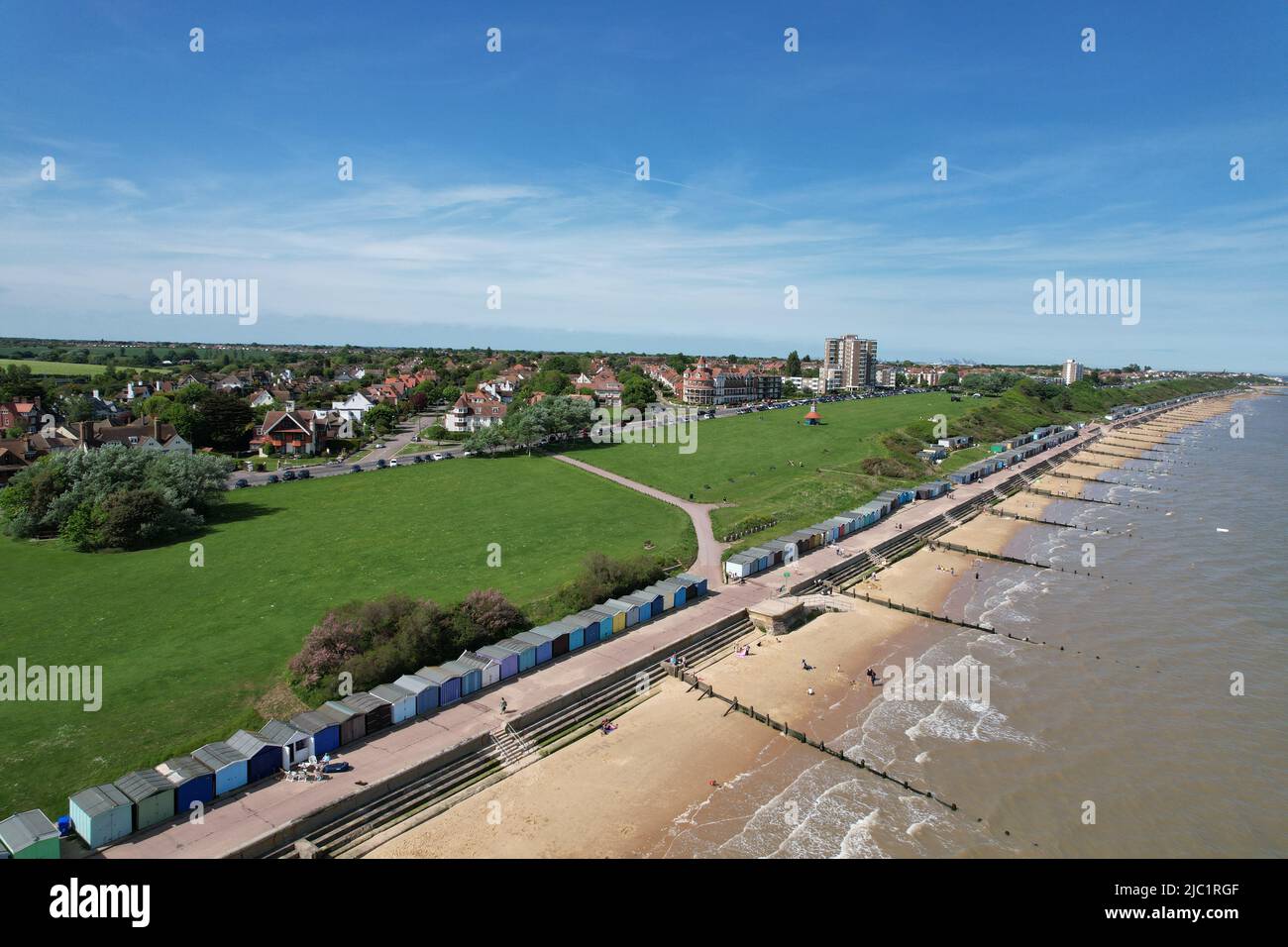 Frinton on SEA Essex mare città e spiaggia Regno Unito drone vista aerea Foto Stock