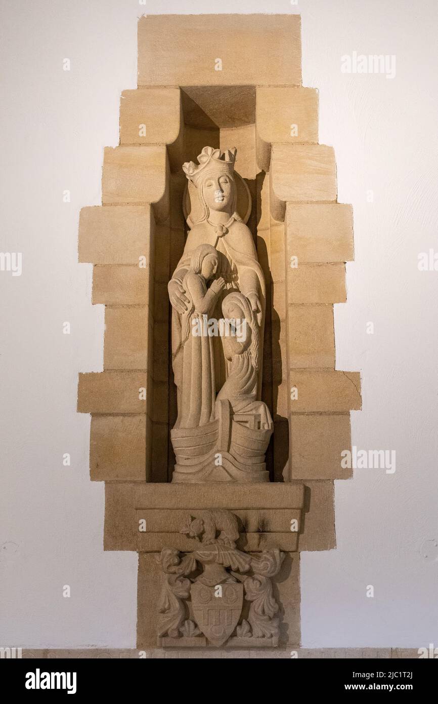 Figura scolpita di Saint Ursula di Vernon Hill nel portico, interno della Cattedrale di Guildford, Surrey, Inghilterra, Regno Unito Foto Stock