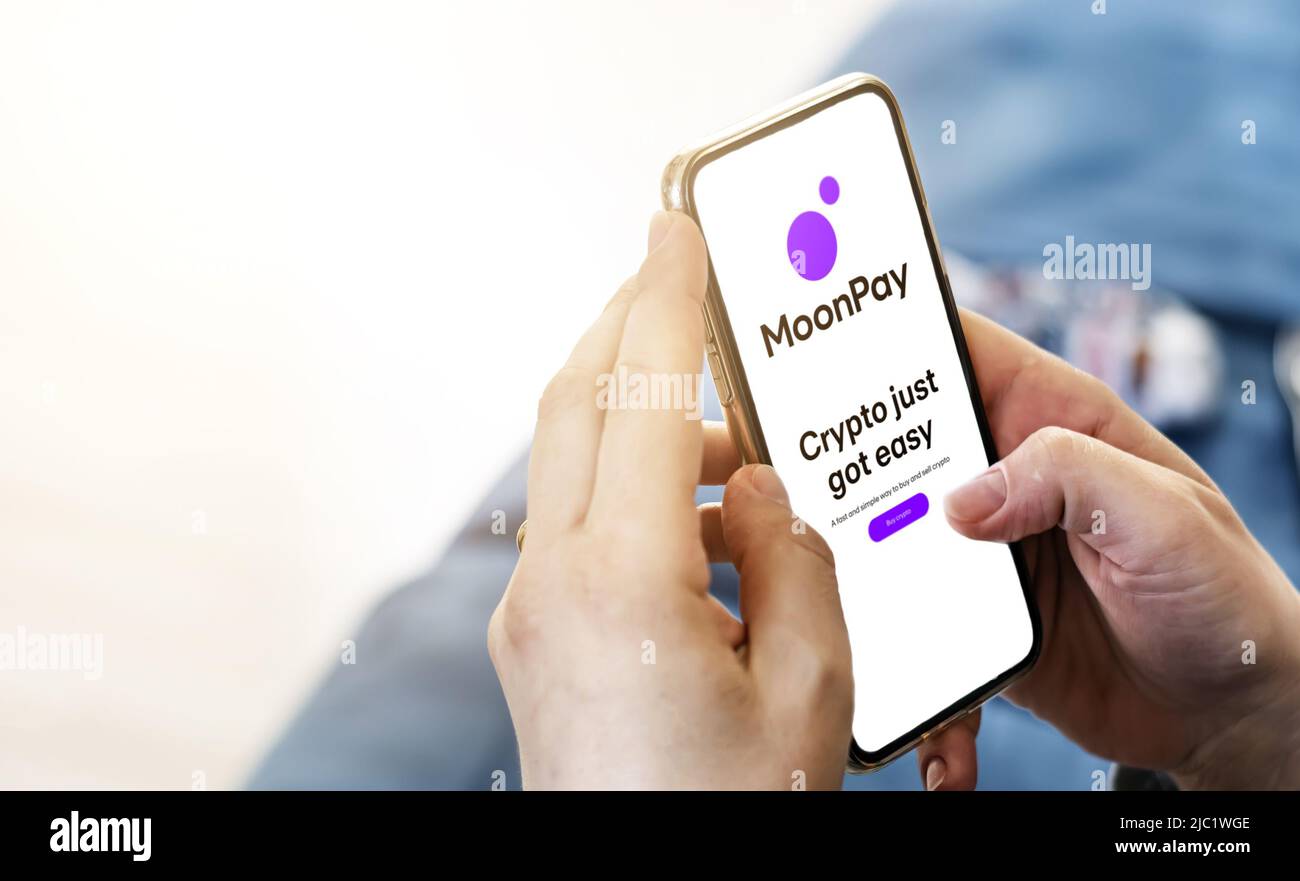 Londra, UK, maggio 2022: Donna che tiene un telefono con l'applicazione mobile Moonpay sullo schermo. MoonPay è un'azienda di tecnologia finanziaria che costruisce i pagamenti Foto Stock