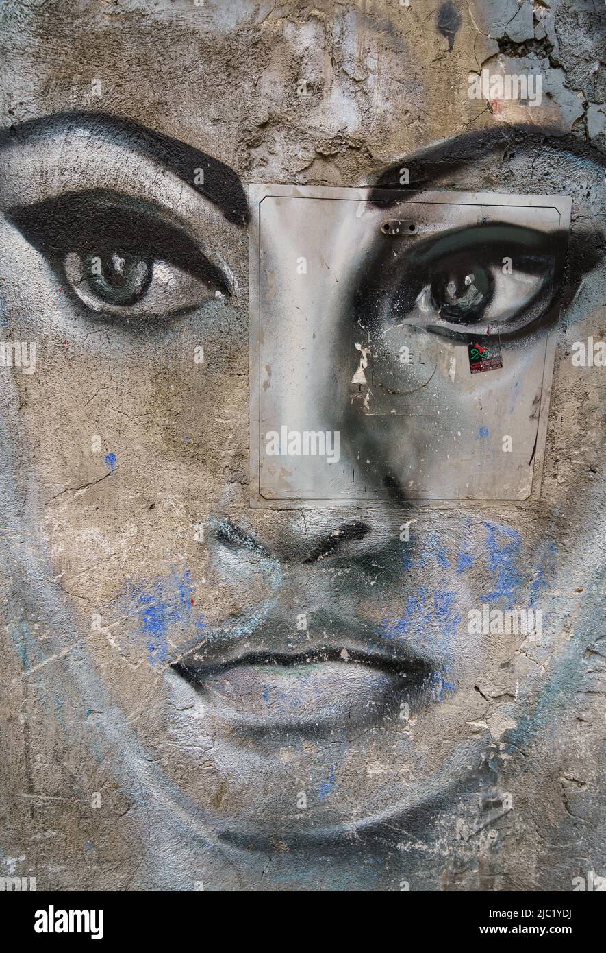 Napoli, Italia - Ottobre 15 2021: Murale di donna adorna le strade del grintoso centro storico di Napoli nel sud Italia Foto Stock