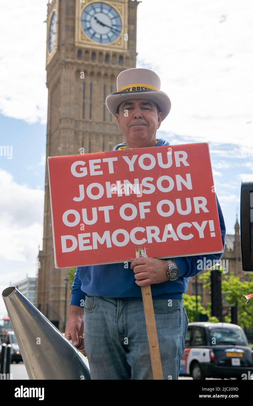 Westminster, Londra, Regno Unito. 8th giugno 2022. Steve Bray, noto come Stop Brexit, continua ad attivista pro Europe, oggi protestava al di fuori del Parlamento insieme ad altri rimasti e invitano il primo Ministro Boris Johnson a dimettersi. Credit: Maureen McLean/Alamy Live News Foto Stock