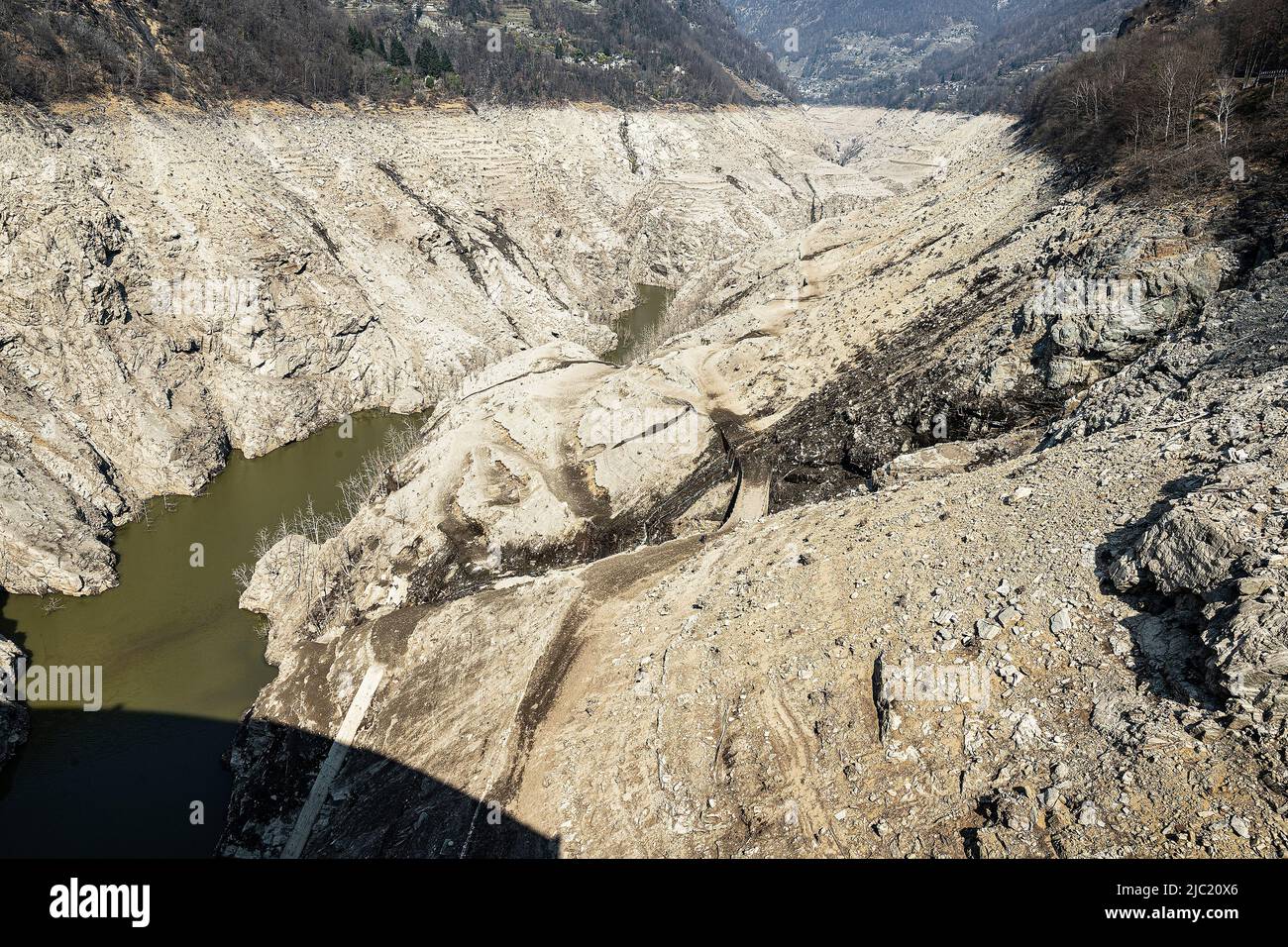 Serbatoio vuoto nella Valle della Verzasca, Canton Ticino, Svizzera Foto Stock