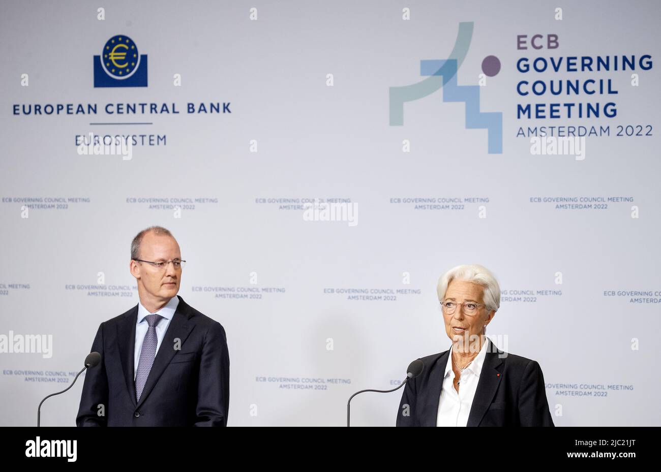 2022-06-09 14:40:57 AMSTERDAM - Presidente Klaas Knot della De Nederlandsche Bank e Presidente della BCE Christine Lagarde (R) alla conferenza stampa dell'Hermitage dopo la riunione della Banca centrale europea. La banca centrale prevede di aumentare nuovamente i tassi di interesse per la prima volta dal 2011. ANP SEM VAN DER WAL uscita paesi bassi - uscita belgio Foto Stock