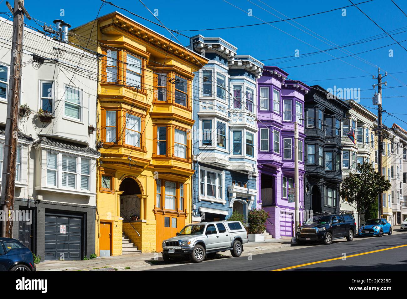 San Francisco,California,USA - 23 aprile 2022 : case a schiera colorate in Castro Street Foto Stock