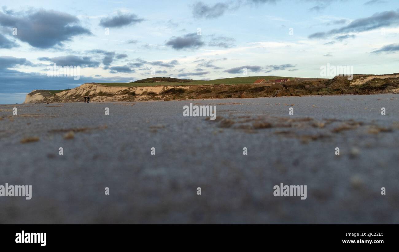 Il mare della costa opale di Cap Blanc Nez, che mostra il Monumento a Cape White Nose Francia sulla cima delle scogliere di gesso. Foto di alta qualità Foto Stock