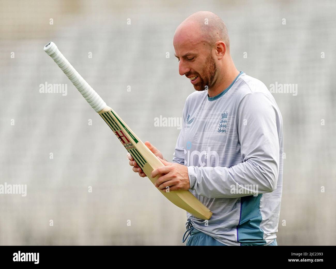 Inglese Jack Leach durante una sessione di reti al Trent Bridge Cricket Ground, Nottingham. Data foto: Giovedì 9 giugno 2022. Foto Stock