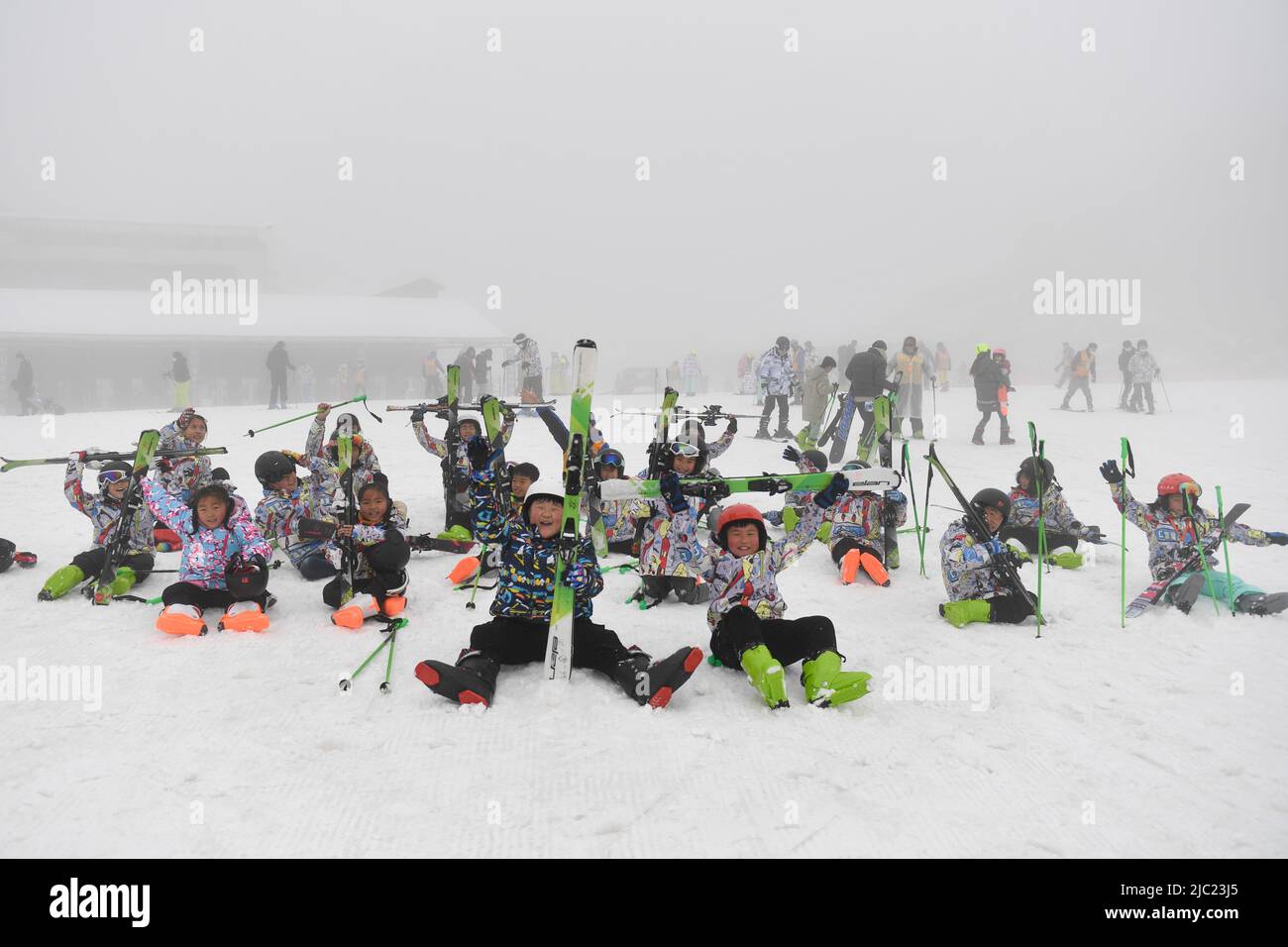 (220609) -- HANGZHOU, 9 giugno 2022 (Xinhua) -- gli studenti delle scuole elementari posano per una foto dopo l'addestramento di sci nella contea di Anji di Huzhou, provincia di Zhejiang della Cina orientale, 9 gennaio 2022. Nel giugno 2021, le autorità centrali cinesi hanno emanato una linea guida per costruire Zhejiang in una zona dimostrativa per raggiungere una prosperità comune. Secondo le linee guida, la provincia cercherà di raggiungere una prosperità comune entro il 2035, con il suo prodotto interno lordo pro capite e il reddito dei residenti urbani e rurali che raggiungono lo standard per i paesi sviluppati. Come potenza economica nella Cina orientale, Zhejiang Prove Foto Stock