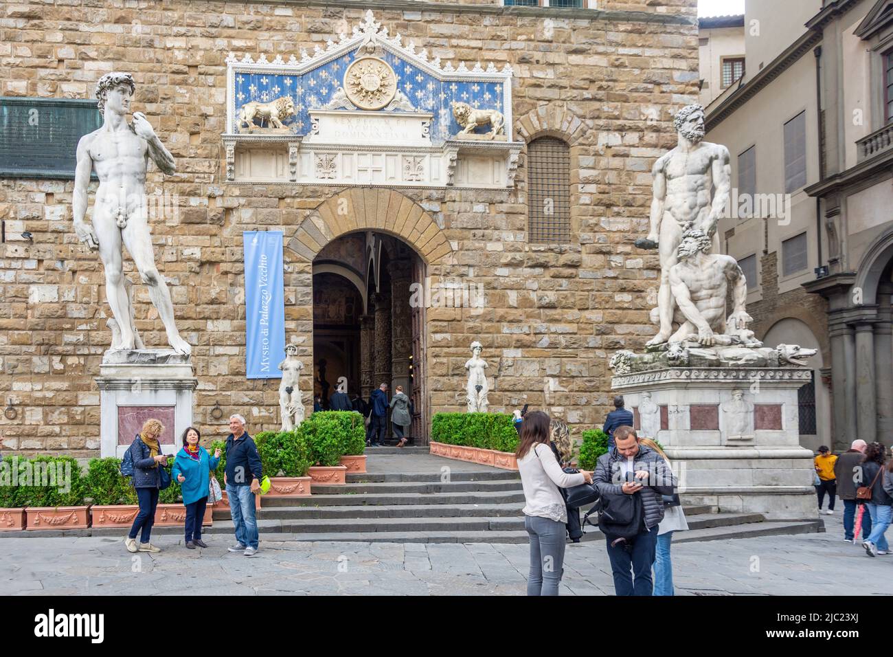 Statua del David all'ingresso di Palazzo Vecchio, Piazza della Signoria, Firenze, Toscana, Italia Foto Stock