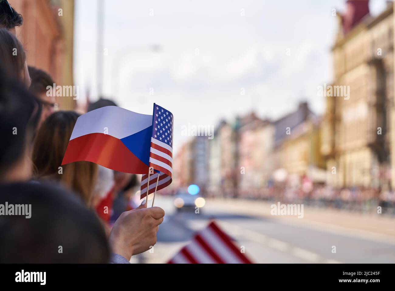 Mani che detengono bandiere di carta ceche e americane per strada - celebrazione della liberazione di Plzen da parte dell'esercito degli Stati Uniti Foto Stock