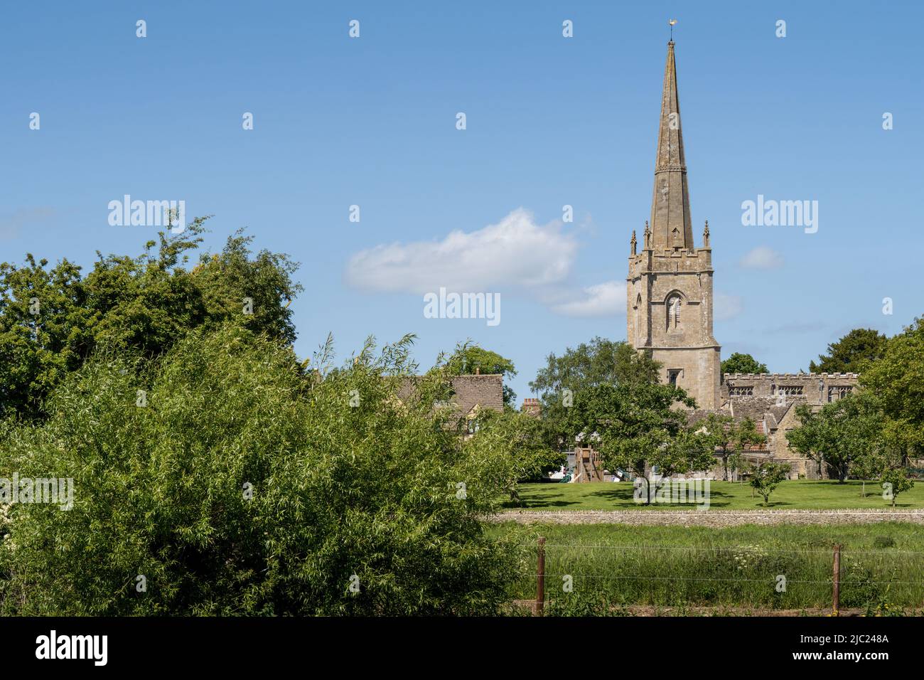 Vista sul Tamigi verso la chiesa di San Lorenzo, Lechlade, Gloucestershire. REGNO UNITO. Foto Stock