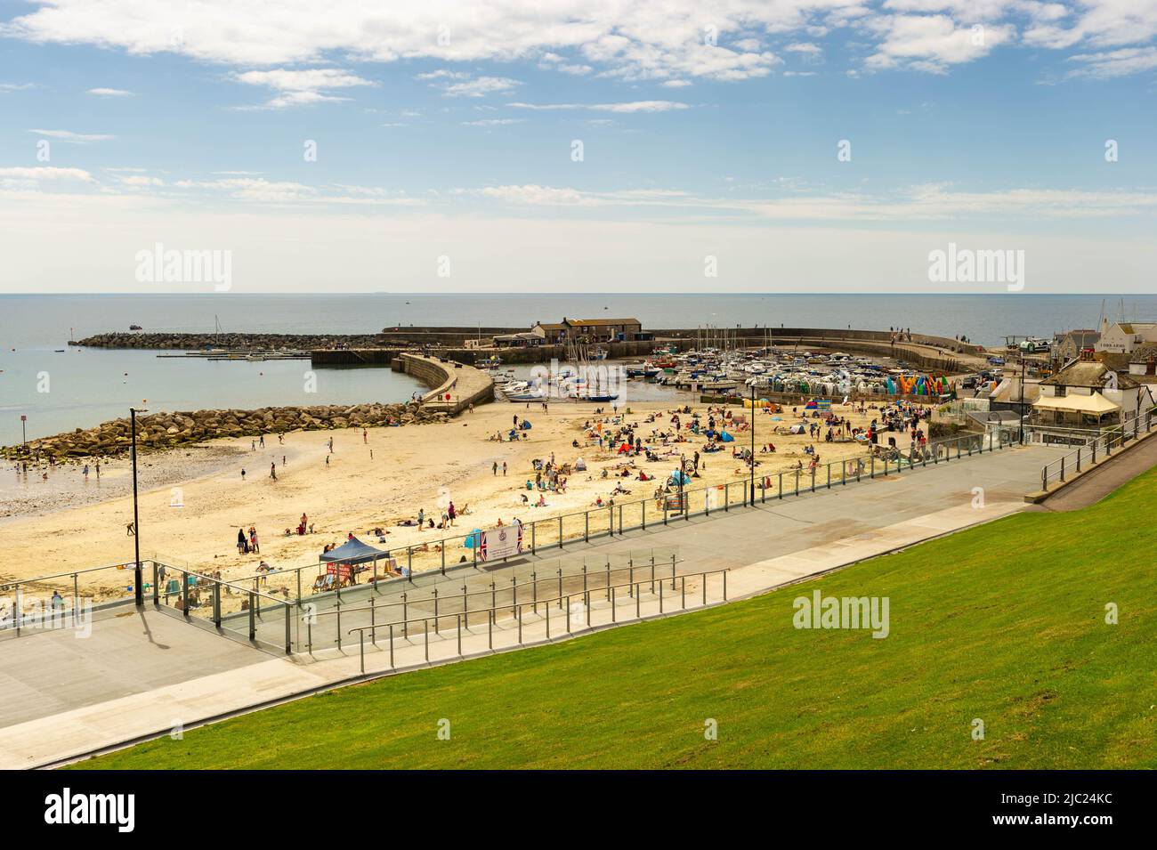 Lyme Regis Harbour, al sole dall'alto, Dorset, Inghilterra Foto Stock