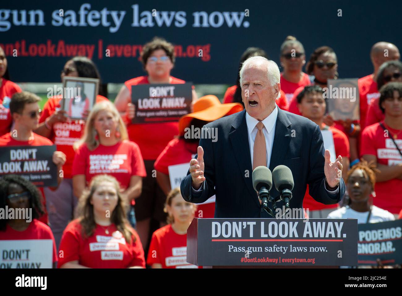 Il rappresentante degli Stati Uniti Mike Thompson (democratico della California) offre osservazioni durante una protesta da Everytown per la sicurezza di Gun e le sue reti di base, Moms Demand Action e Students Demand Action, vicino al Campidoglio degli Stati Uniti a Washington, mercoledì 8 giugno 2022. Credit: Rod Lamkey / CNP/Sipa USA Foto Stock