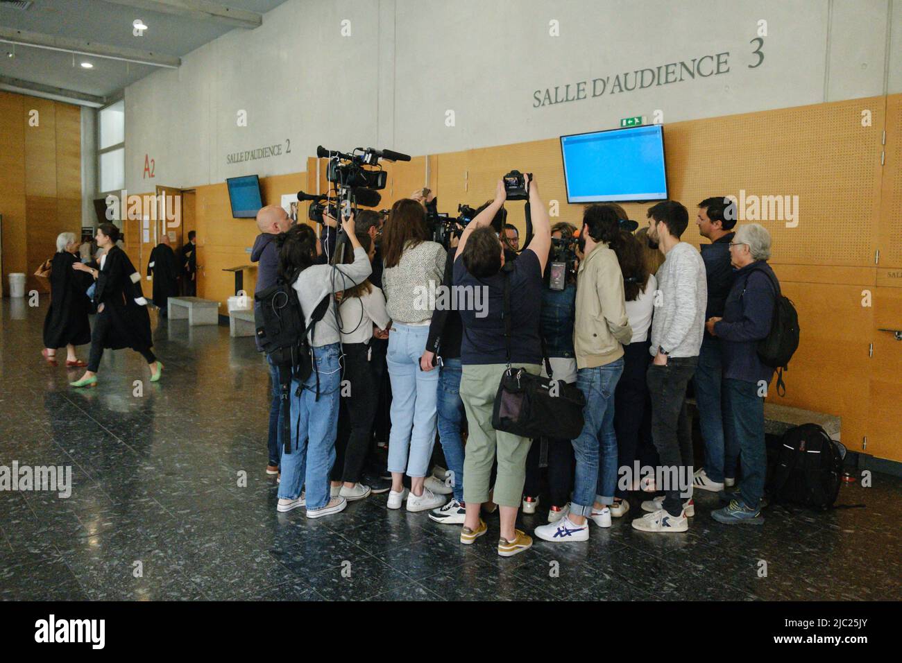 Molti giornalisti circondano i tre avvocati. Nel caso della scomparsa di Delphine, che ha portato il marito Cédric JUBILLAR alla detenzione preventiva per quasi un anno, si è svolta un'audizione presso la corte di Tolosa (Francia), il 9 giugno 2022. La questione della proroga della detenzione sarà deliberata lunedì prossimo. Anche se il corpo della vittima non è stato trovato, e che nessun indizio evidente lo incrimina, l'imputato rimane l'unico sospetto nel caso. Ma all'inizio dell'audizione si è avuta una grande confusione, un momento di esitazione durante il quale i giornalisti sono riusciti a filmare e p Foto Stock