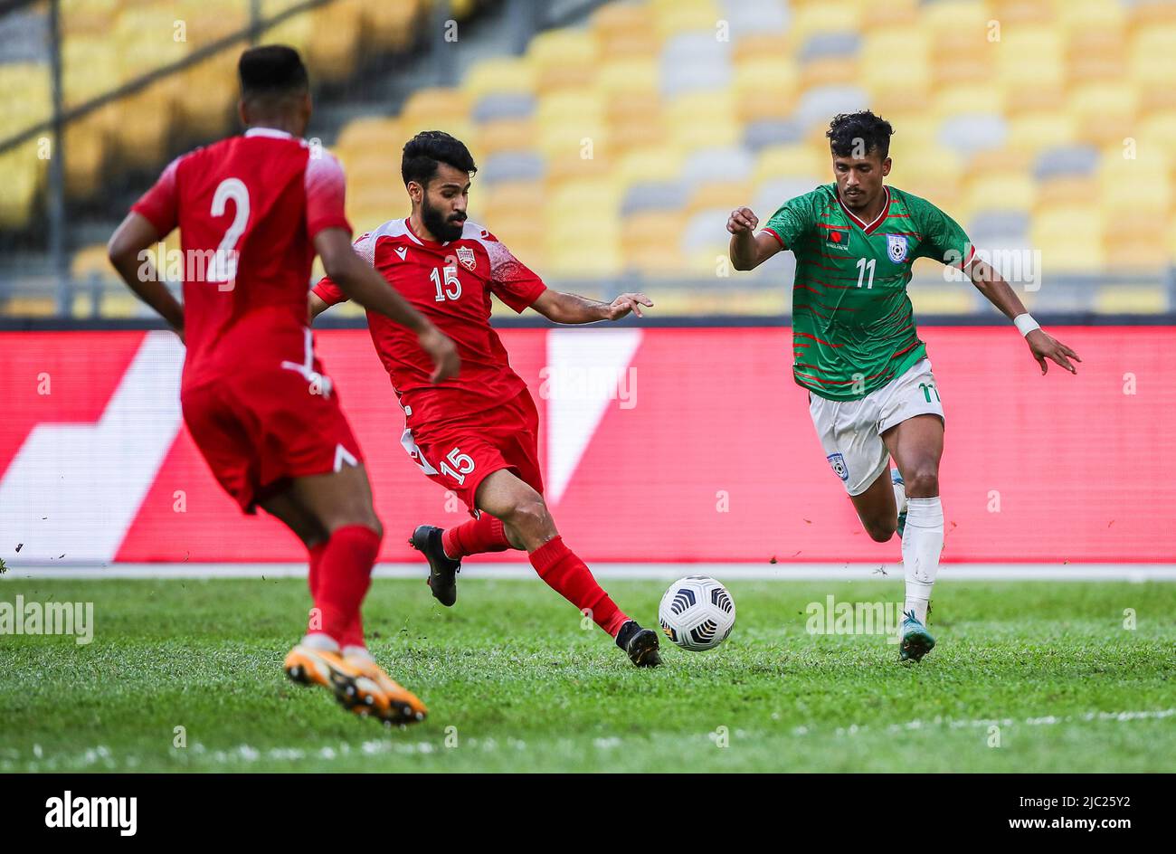 Kuala Lumpur, Malesia. 08th giugno 2022. Rakib Hossain (R) del Bangladesh e Jasim Ahmed Alshaikh (L2) del Bahrain in azione durante la Coppa asiatica AFC 2023 qualificatori partita tra Bahrain e Bangladesh al National Stadium Bukit Jalil. Punteggio finale; Bahrein 2:0 Bangladesh. Credit: SOPA Images Limited/Alamy Live News Foto Stock