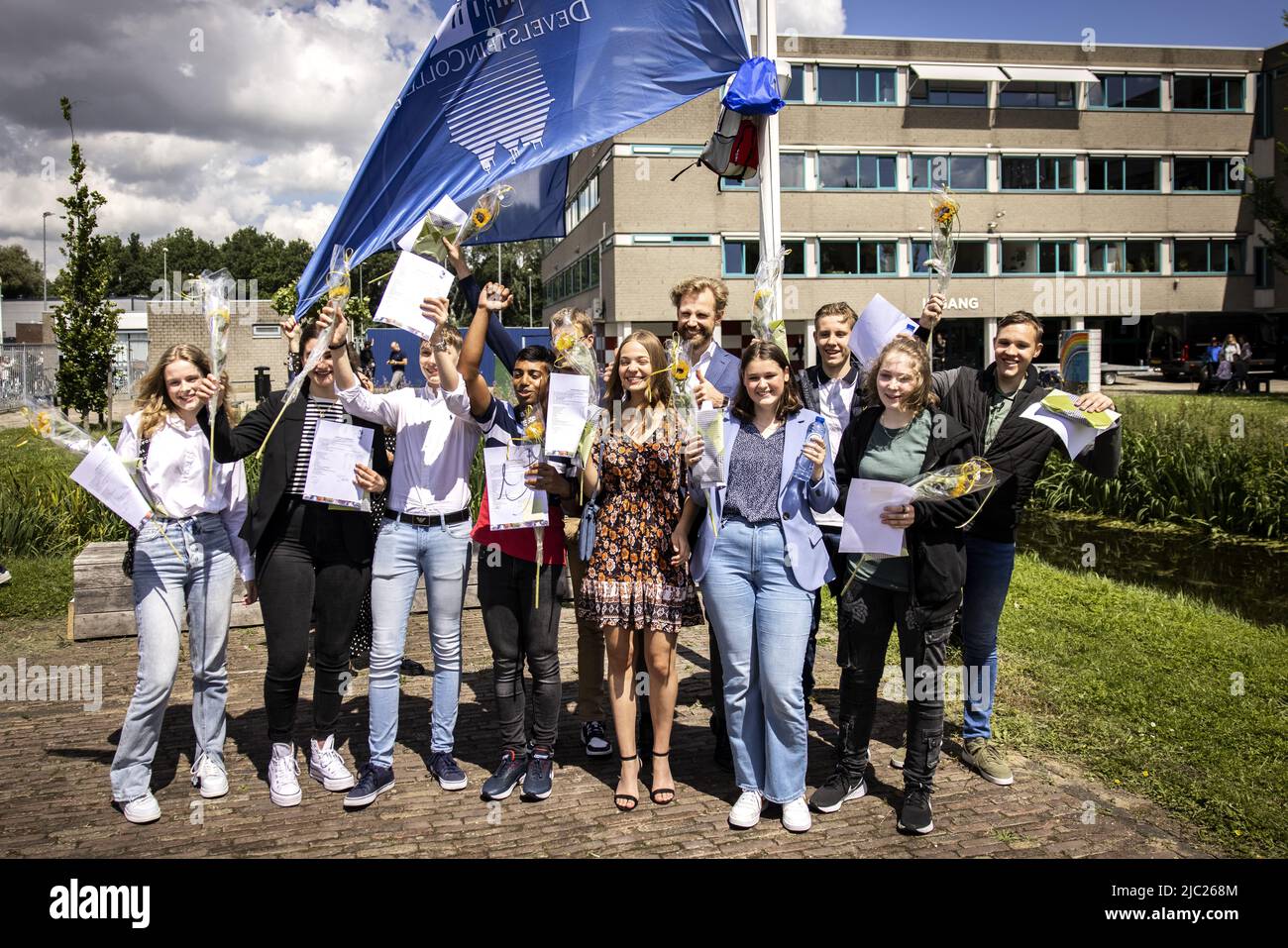 2022-06-09 14:36:56 ZWIJNDRECHT - Ministro Dennis Wiersma per l'istruzione primaria e secondaria prende una foto con gli studenti recentemente laureati dal collegio di Develstein. A migliaia di studenti di VMBO (percorso teorico e misto di apprendimento), HAVO e VWO è stato detto se avevano superato l'esame finale scritto centrale. ANP RAMON VAN FLYMEN olanda OUT - belgio OUT Foto Stock