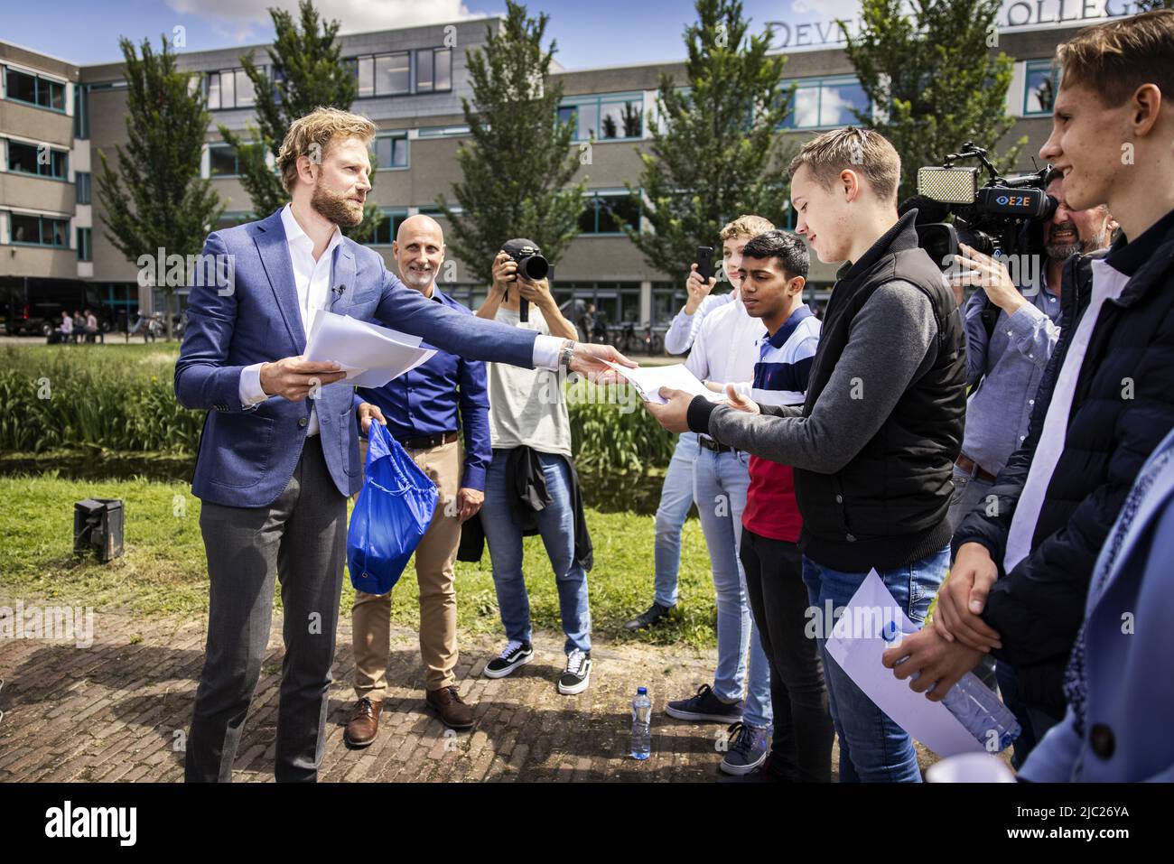 2022-06-09 14:33:19 ZWIJNDRECHT - il Ministro Dennis Wiersma per l'istruzione primaria e secondaria trasmette i diplomi agli studenti recentemente laureati dal collegio di Develstein. A migliaia di studenti di VMBO (percorso teorico e misto di apprendimento), HAVO e VWO è stato detto se avevano superato l'esame finale scritto centrale. ANP RAMON VAN FLYMEN olanda OUT - belgio OUT Foto Stock