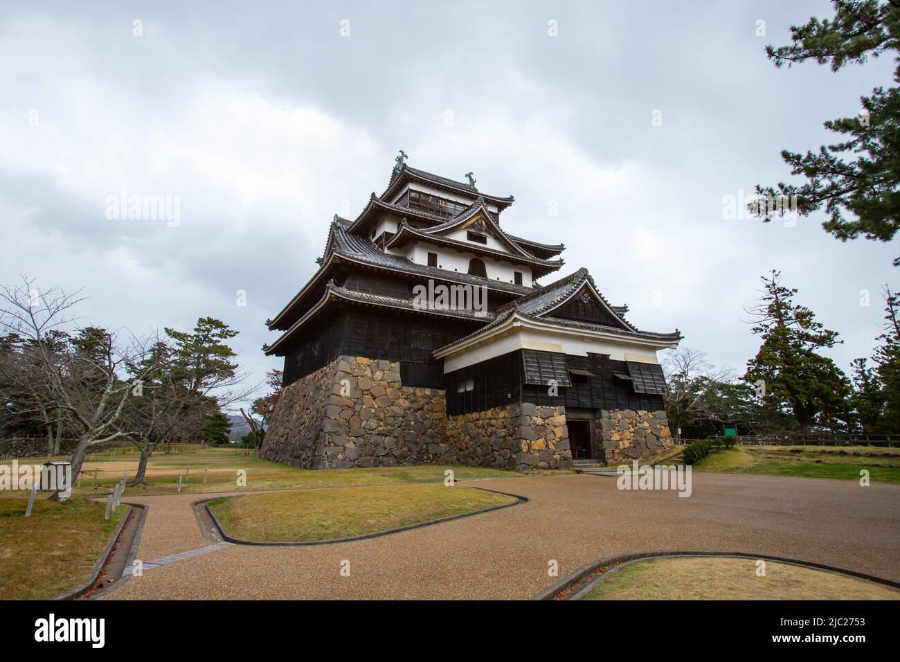 Matsue, Shimane, GIAPPONE - Dic 1 2021 : Castello di Matsue (Matsue-Jo) in giornata piovosa. Fu costruita dal 1607 al 1611 dal giapponese Daimyo Horio Yoshiharu Foto Stock