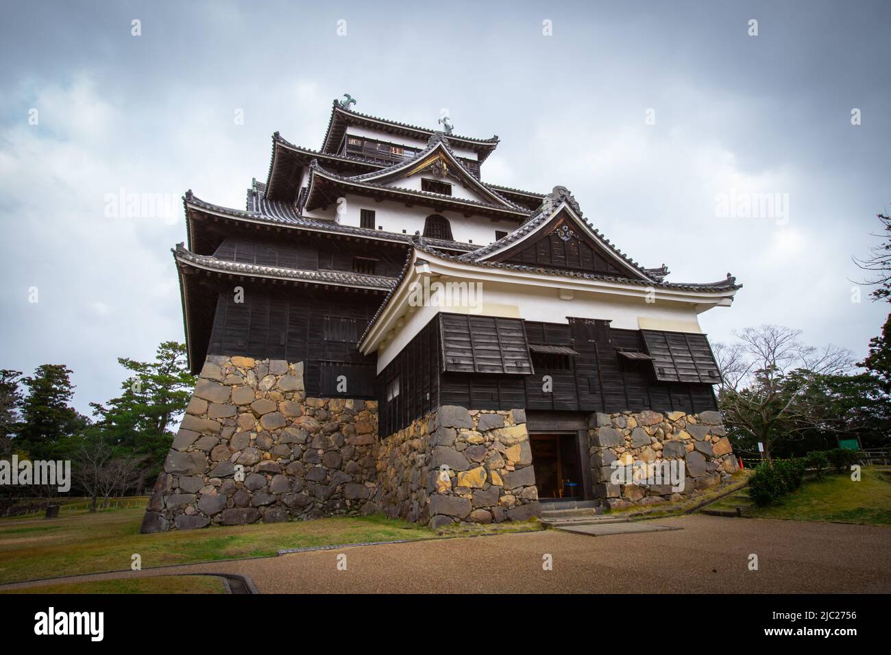 Matsue, Shimane, GIAPPONE - Dic 1 2021 : Castello di Matsue (Matsue-Jo) in giornata piovosa. Fu costruita dal 1607 al 1611 dal giapponese Daimyo Horio Yoshiharu Foto Stock