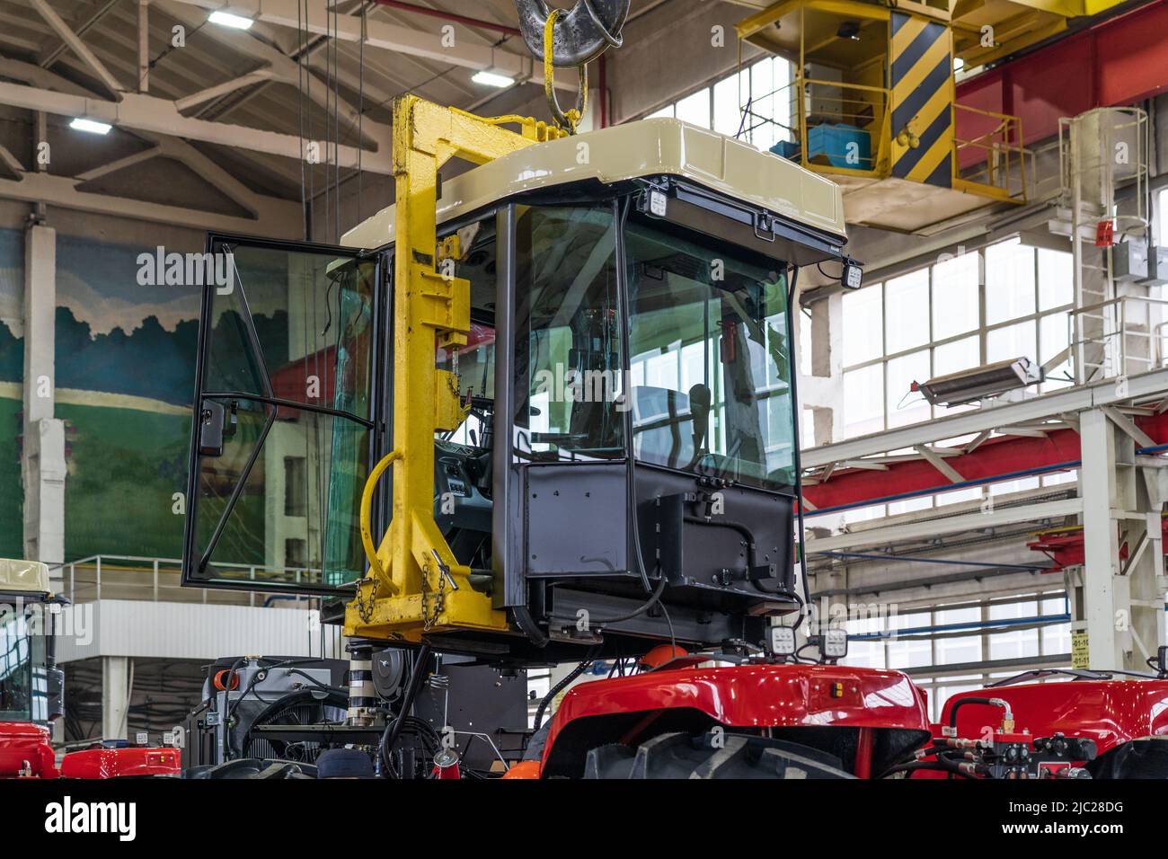 Linea di trasporto per il montaggio di trattori o mietitrebbie in fabbrica per la produzione di macchine agricole industriali. Foto Stock