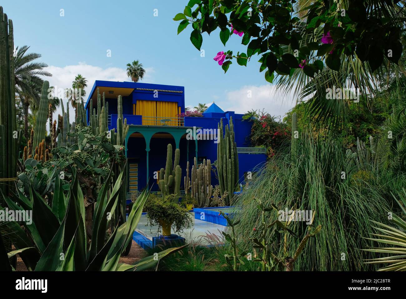 Marrakech, Marocco: Yves Saint Laurent casa-trasformato-museo in vivace blu ultramarino dal giardino botanico esotico di Jacques Majorelle con fontana. Foto Stock