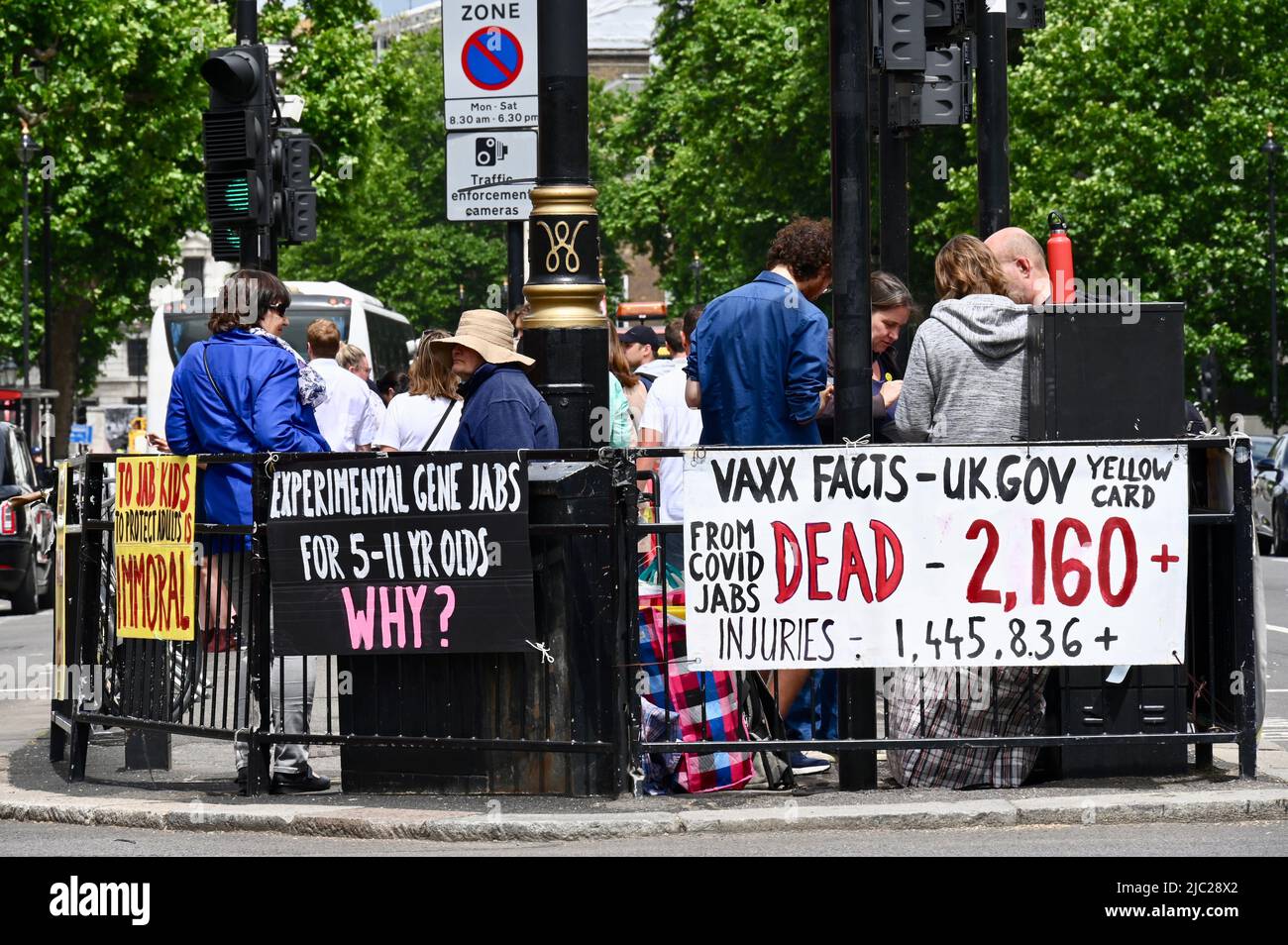 Londra, Regno Unito. I manifestanti anti anti anti-vax hanno continuato a combattere la vaccinazione contro la COVID, Piazza del Parlamento, Westminster. Foto Stock