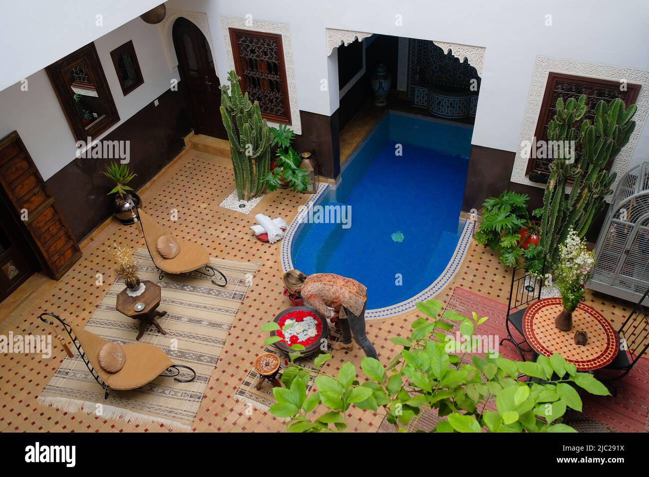 Marrakech, Marocco: Vista dall'alto di un elegante cortile giardino con una piscina all'interno di un riad tradizionale ('Mansion Moroccan') trasformato in hotel boutique esotico. Foto Stock