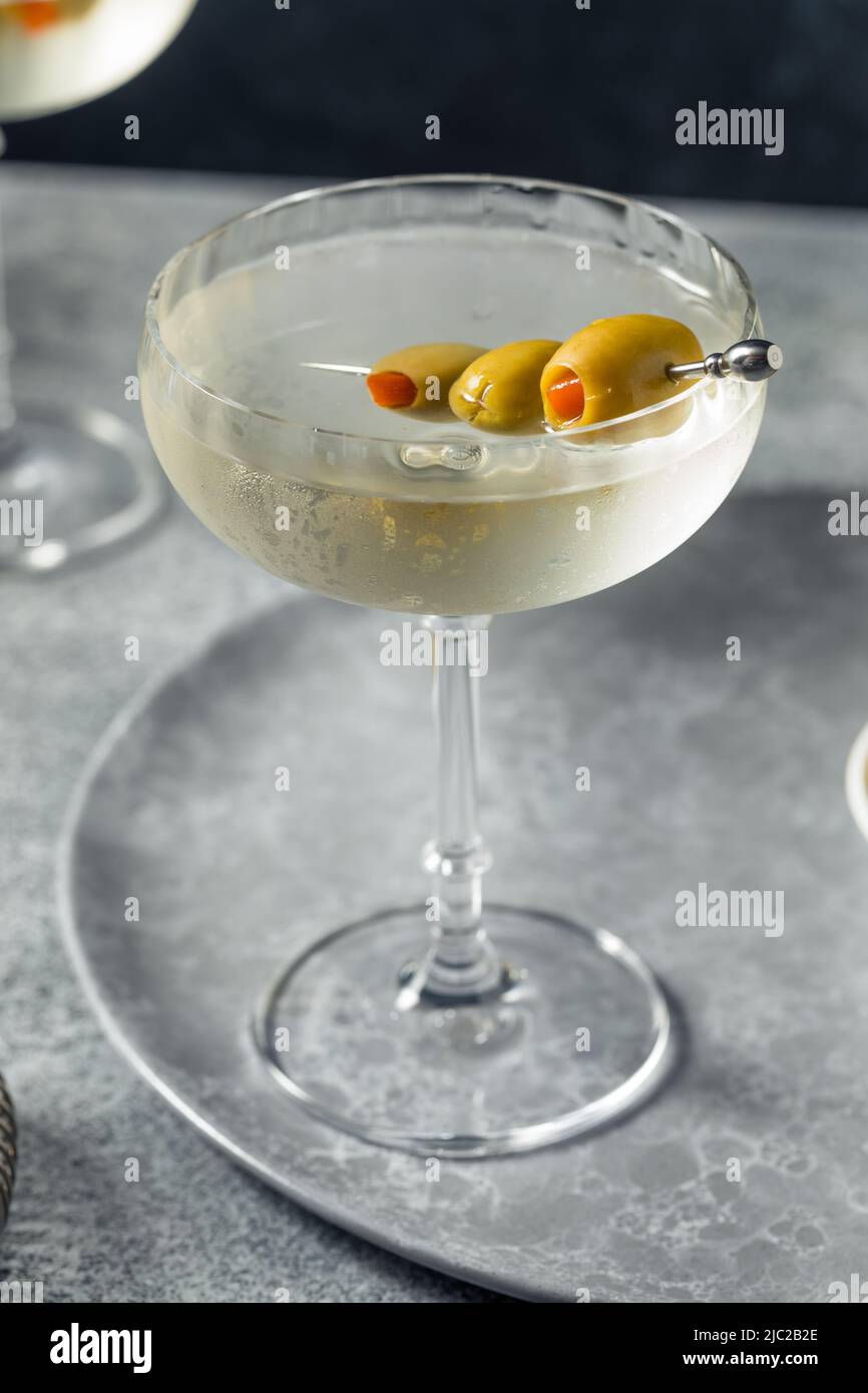 Boozy rinfrescante Dry Gin Martini con Olive Garnish Foto Stock