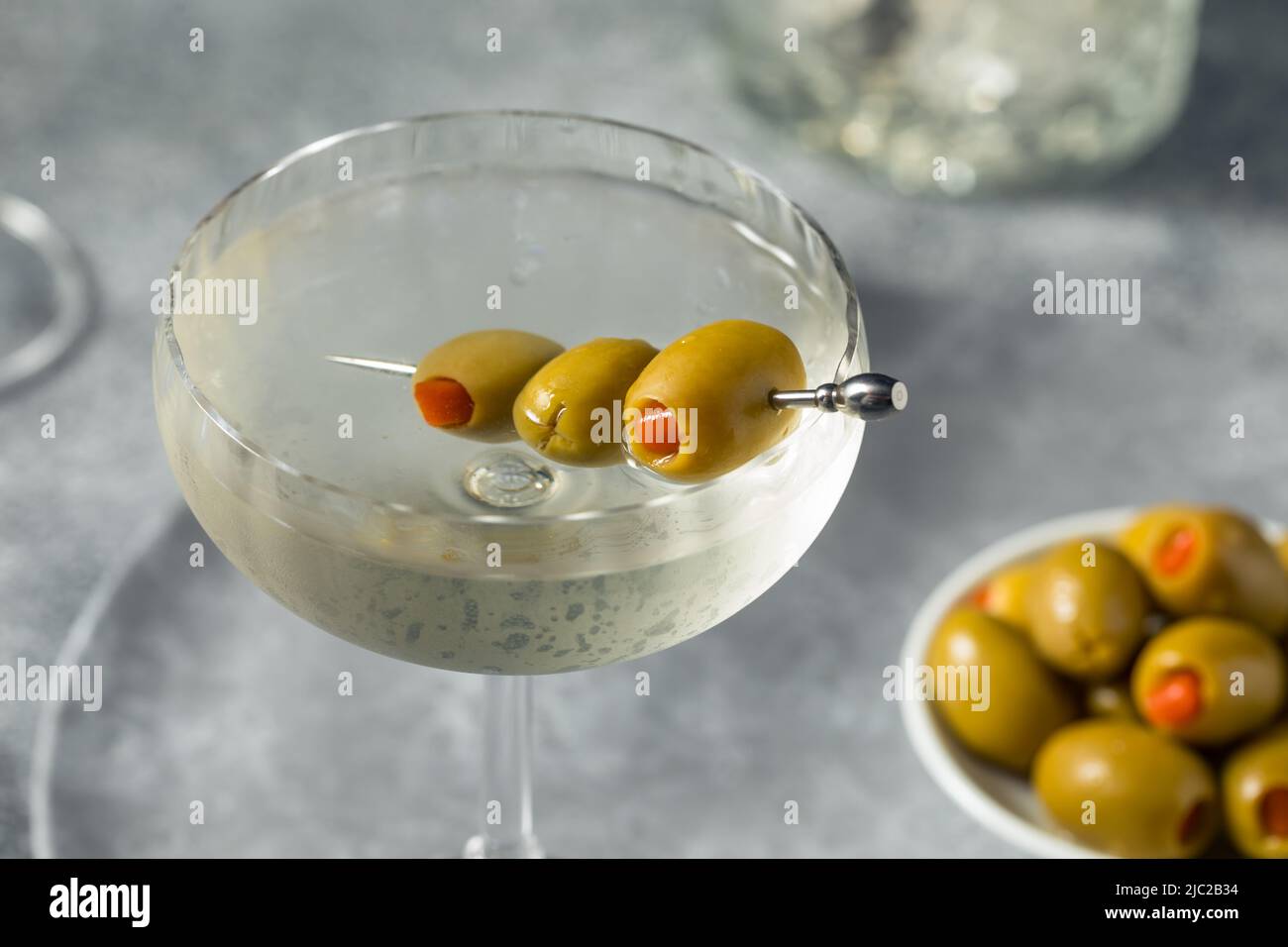 Boozy rinfrescante Dry Gin Martini con Olive Garnish Foto Stock