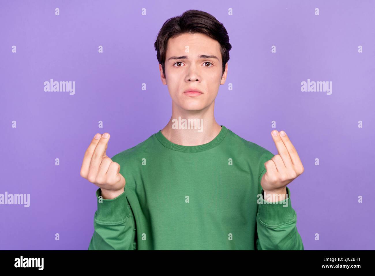 Foto di giovane bel ragazzo moody negativo chiedere denaro denaro denaro fallimento credito isolato su sfondo viola colore Foto Stock