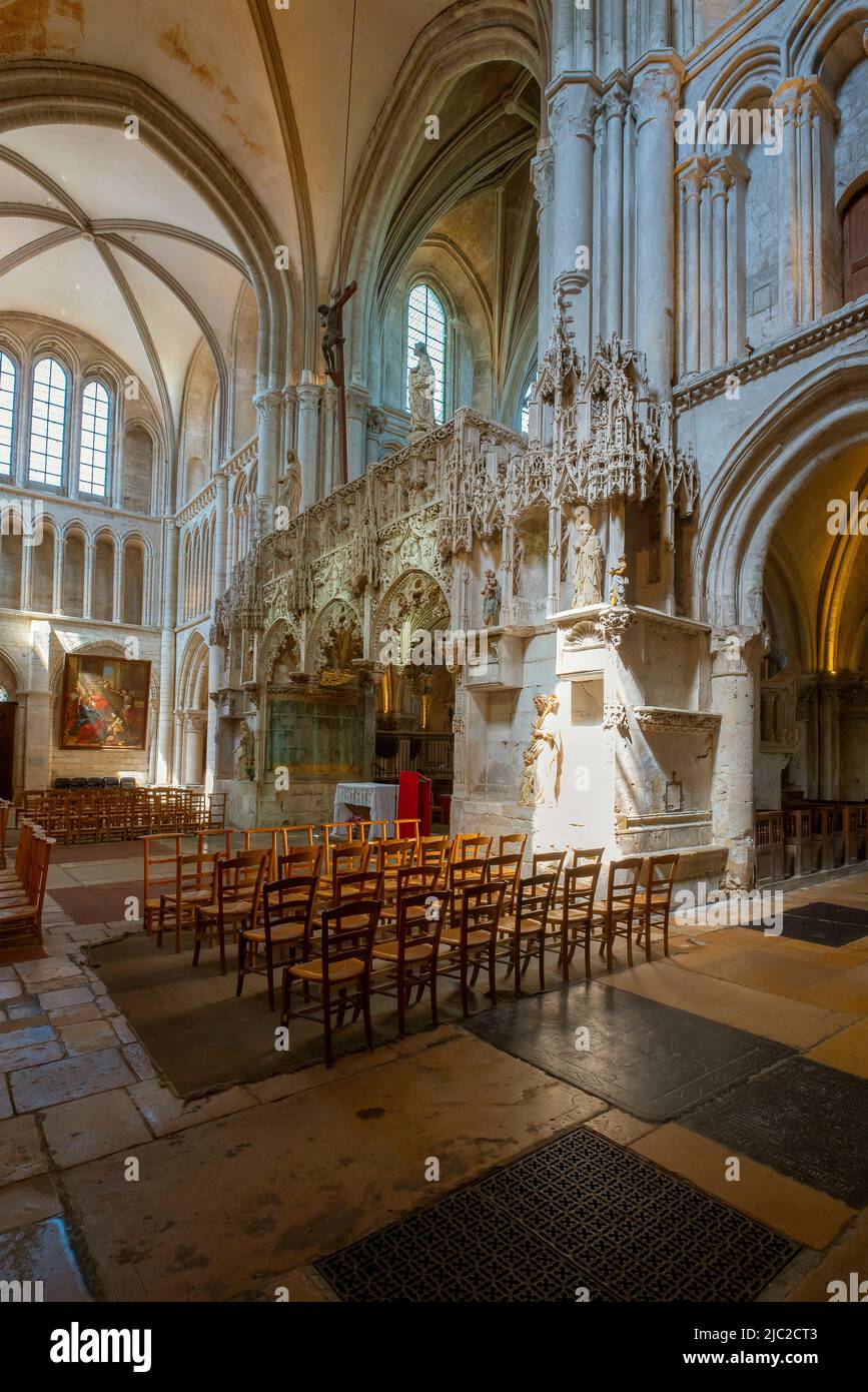 Troyes chiesa di Sainte-Madeleine, costruita nel 12th secolo. Aube, Champagne-Ardenne, Francia. JUBE dal 16th secolo di Jean Gailde. Foto Stock