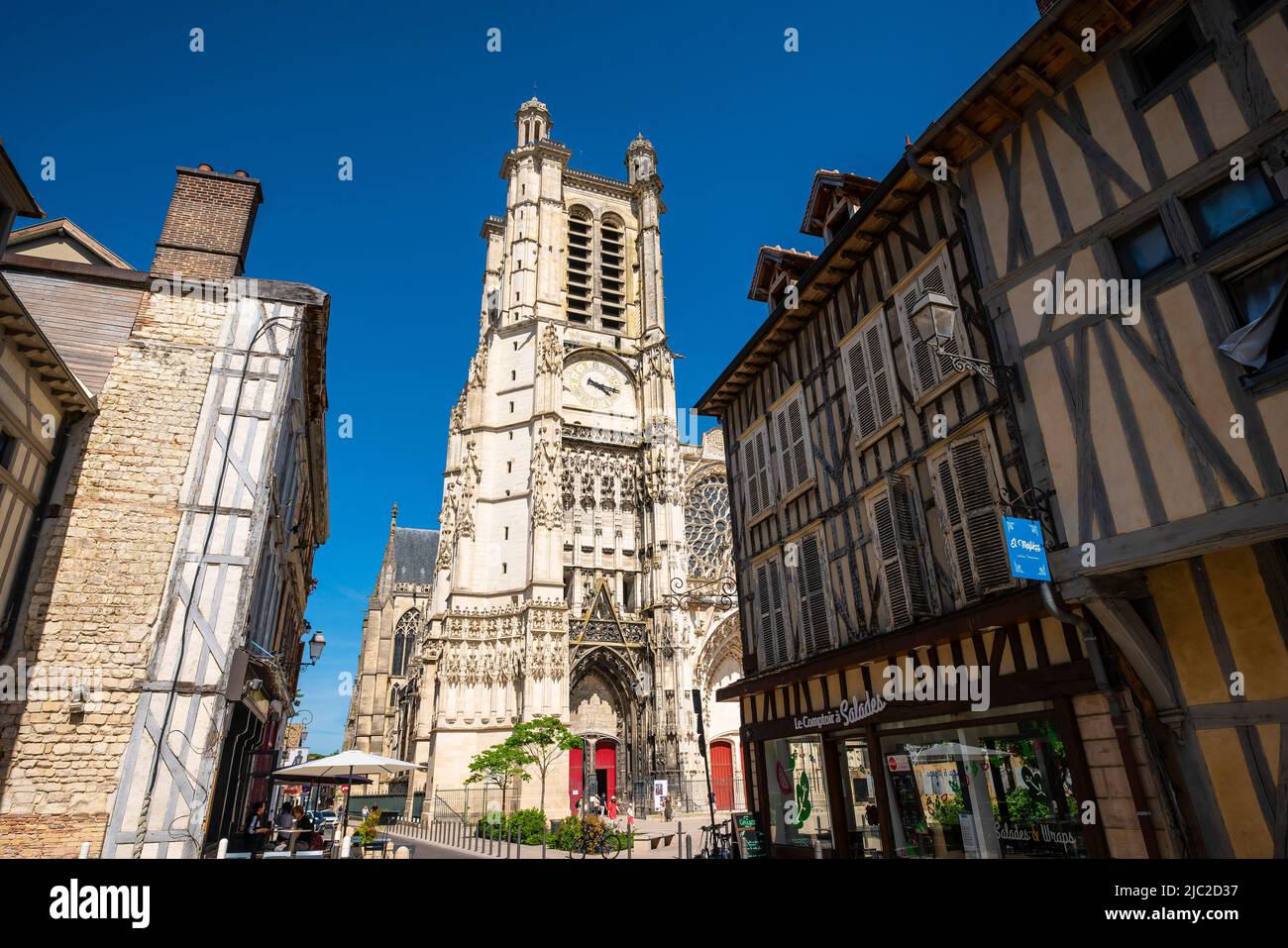 Vista della Cattedrale di Saint-Pierre-et-Saint-Paul da rue de la Cité, Troyes, Aube, Champagne-Ardenne, Francia. Foto Stock