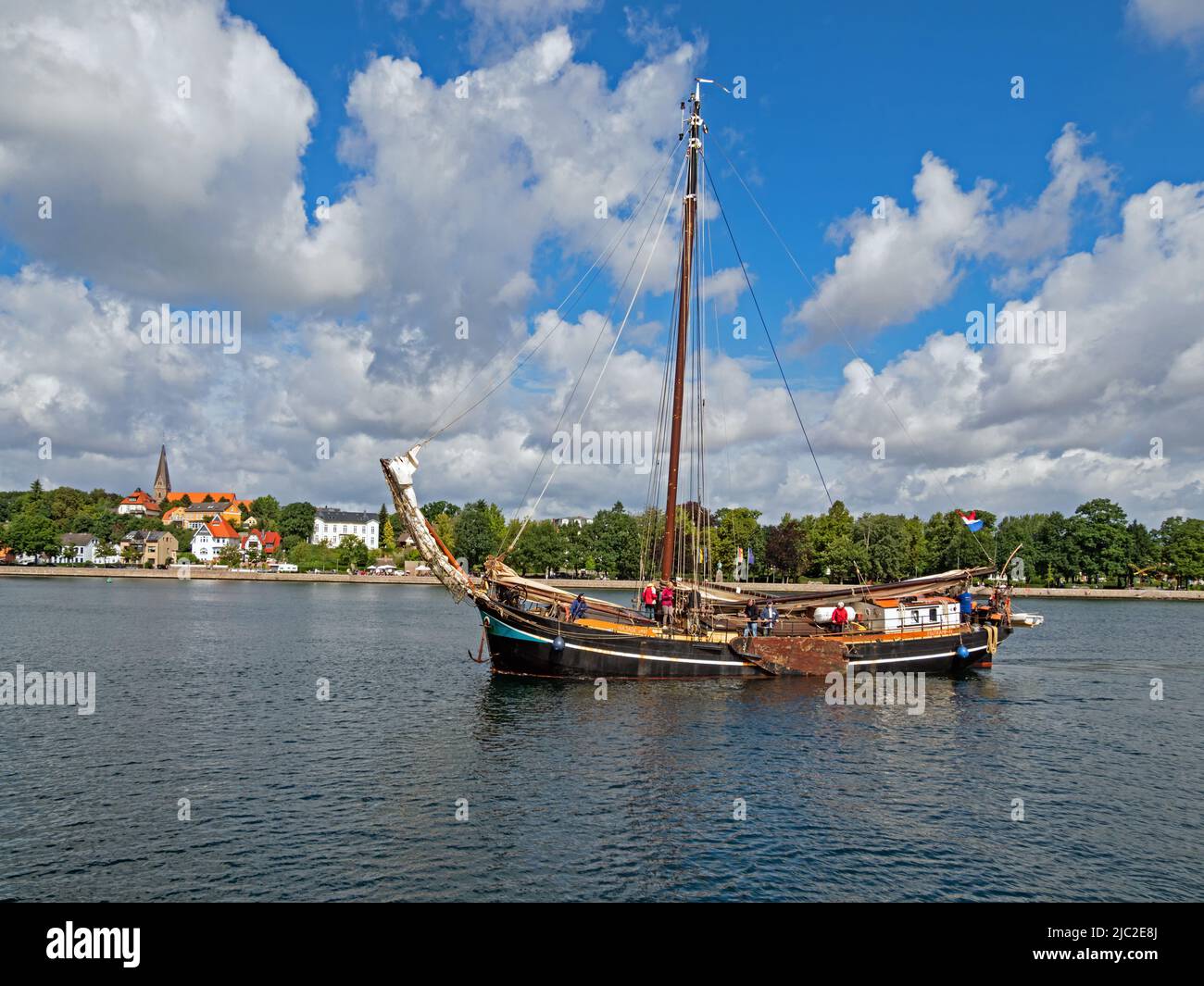 Eckernförde, Schleswig-Holstein, Germania - 15 agosto 2021: La storica nave a fondo piatto Najade entra nel porto di Eckernförde, Schleswig-Holste Foto Stock