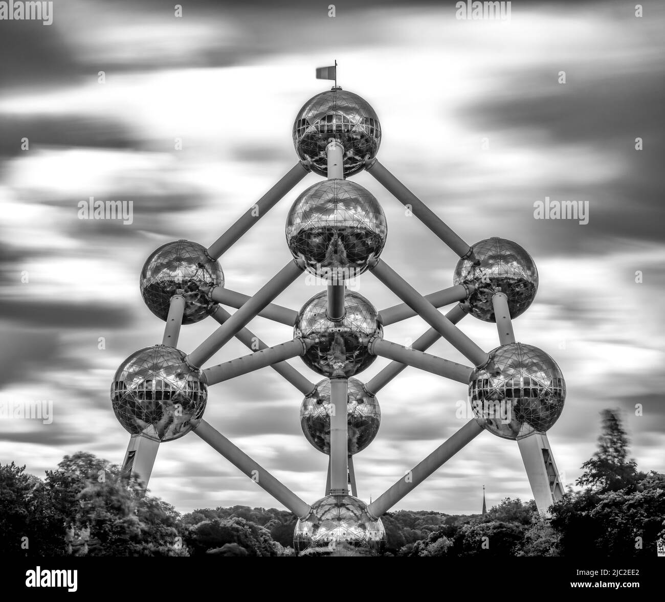 Bruxelles, Belgio - 6 giugno 2022: Esposizione lunga in bianco e nero dell'Atomium nel centro di Bruxelles Foto Stock
