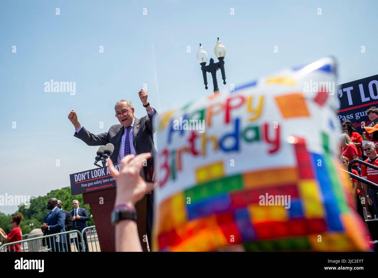 Chuck Schumer (democratico di New York), leader della maggioranza del Senato degli Stati Uniti, offre osservazioni durante una protesta da Everytown per la sicurezza della pistola e le sue reti di base, Moms Demand Action e Students Demand Action, vicino al Campidoglio degli Stati Uniti a Washington, mercoledì 8 giugno 2022. Foto di Rod Lammey/CNP/ABACAPRESS.COM Foto Stock