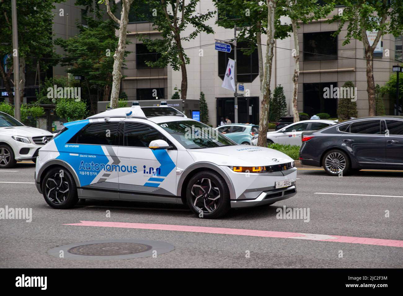 Seul, Corea del Sud. 9th giugno 2022. La foto scattata il 9 giugno 2022 mostra un taxi auto-guidato che corre a Gangnam di Seoul, Corea del Sud. Il governo metropolitano di Seul, insieme al Ministero della Terra, delle infrastrutture e dei Trasporti della Corea del Sud, ha avviato un'operazione di prova di due mesi del servizio di trasporto con auto-guida a Gangnam giovedì. Credit: Wang Yiliang/Xinhua/Alamy Live News Foto Stock