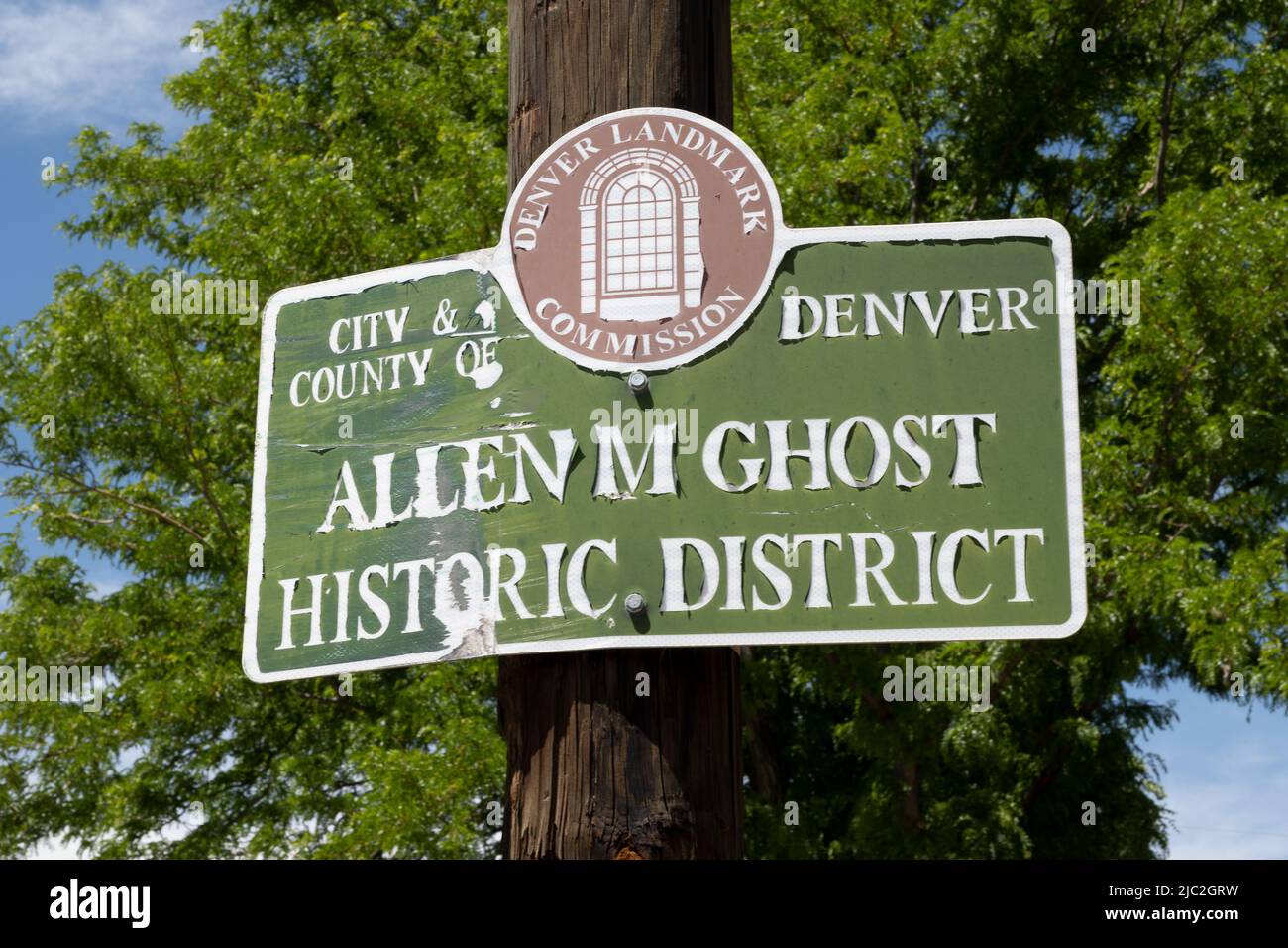 Denver, Colorado, 26 maggio 2022. Insegna per il quartiere storico di Allen M. Ghost, un punto di riferimento di Denver, da vicino Foto Stock