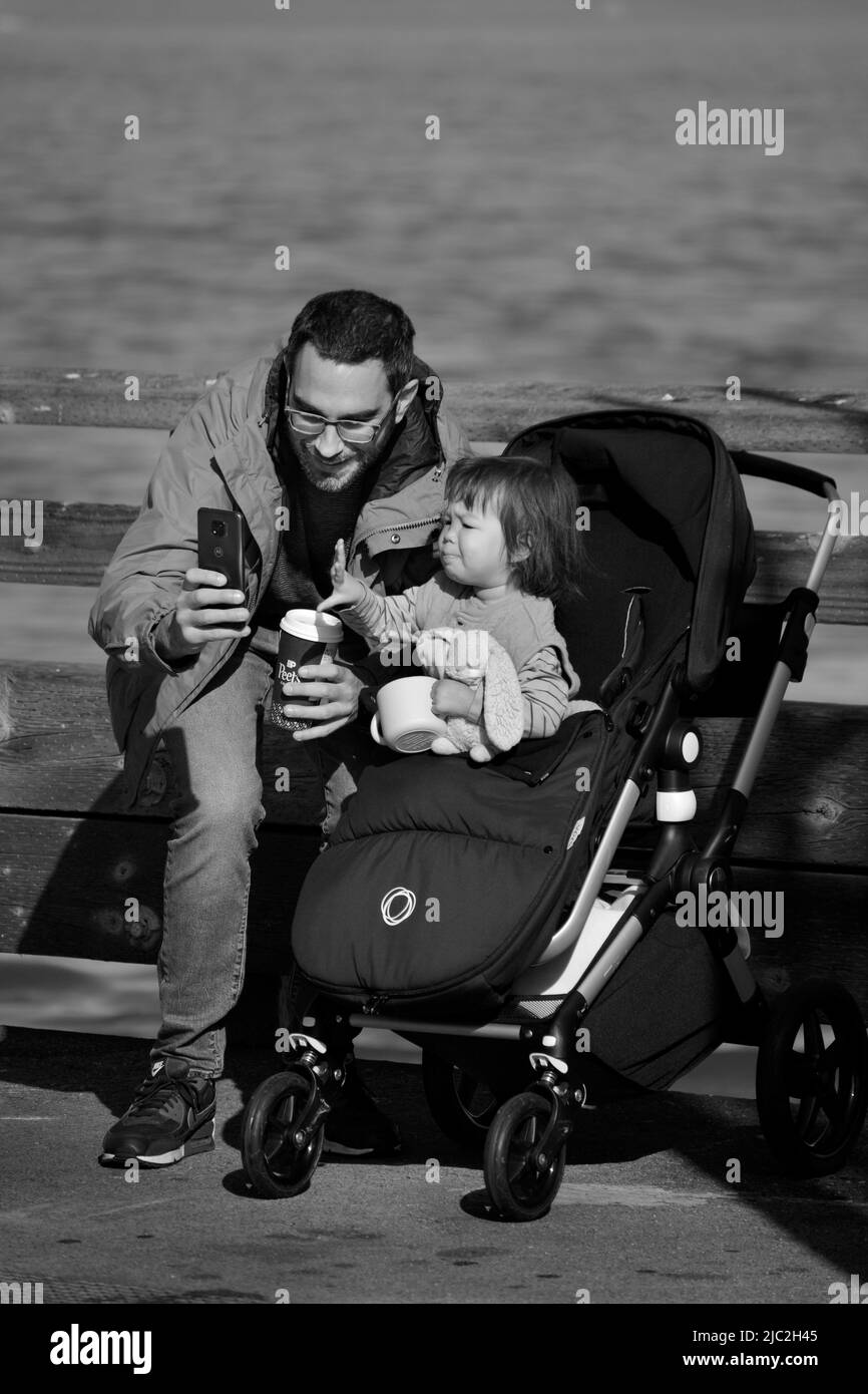 Un uomo prende un ritratto selfie con la sua figlia giovane mentre visitano il distretto del Fisherman's Wharf di San Francisco, California. Foto Stock