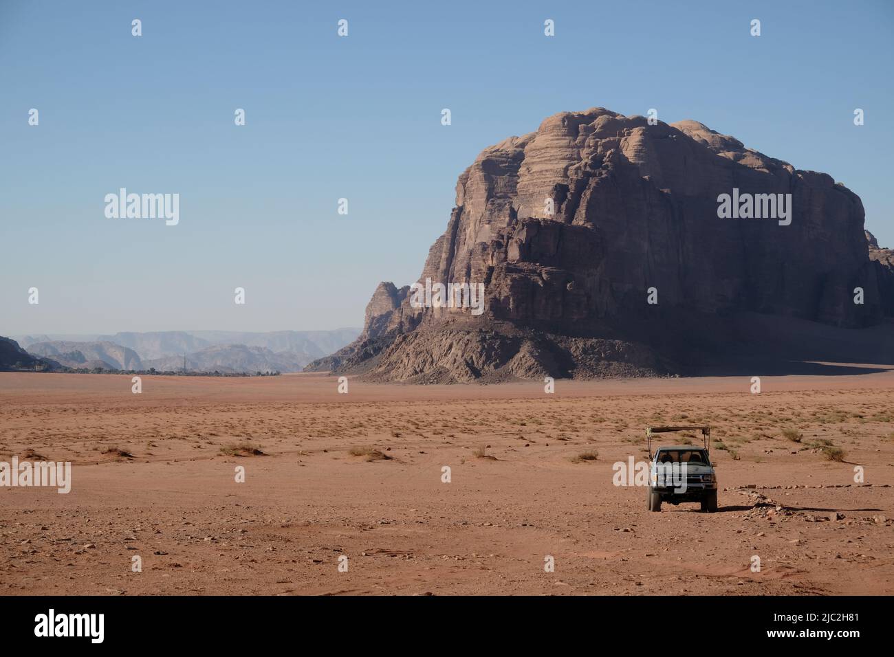 Veicolo 4x4 nel deserto di Wadi Rum in Giordania Foto Stock