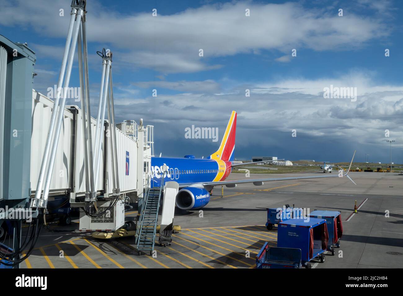 Denver, Colorado, 30 maggio 2022. Aeroplano sud-ovest pronto per l'imbarco, visto dalla vetrata dell'aeroporto internazionale di Denver Foto Stock