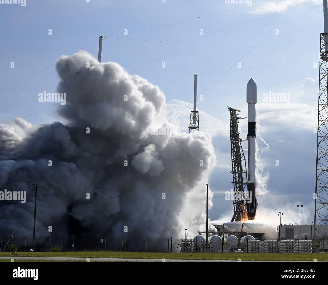 Un razzo SpaceX Falcon 9 potenzia Nilesat 301 dal complesso 40 alle 5:04 PM dalla Stazione spaziale di Cape Canaveral, Florida, mercoledì 8 giugno 2022. Nilesat fornirà servizi di comunicazione per l'Egitto e la regione del Medio Oriente. Foto di Joe Marino/UPI Credit: UPI/Alamy Live News Foto Stock