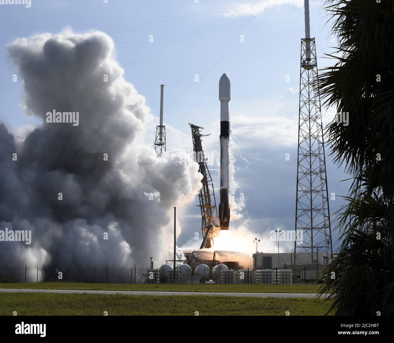 Un razzo SpaceX Falcon 9 potenzia Nilesat 301 dal complesso 40 alle 5:04 PM dalla Stazione spaziale di Cape Canaveral, Florida, mercoledì 8 giugno 2022. Nilesat fornirà servizi di comunicazione per l'Egitto e la regione del Medio Oriente. Foto di Joe Marino/UPI Credit: UPI/Alamy Live News Foto Stock