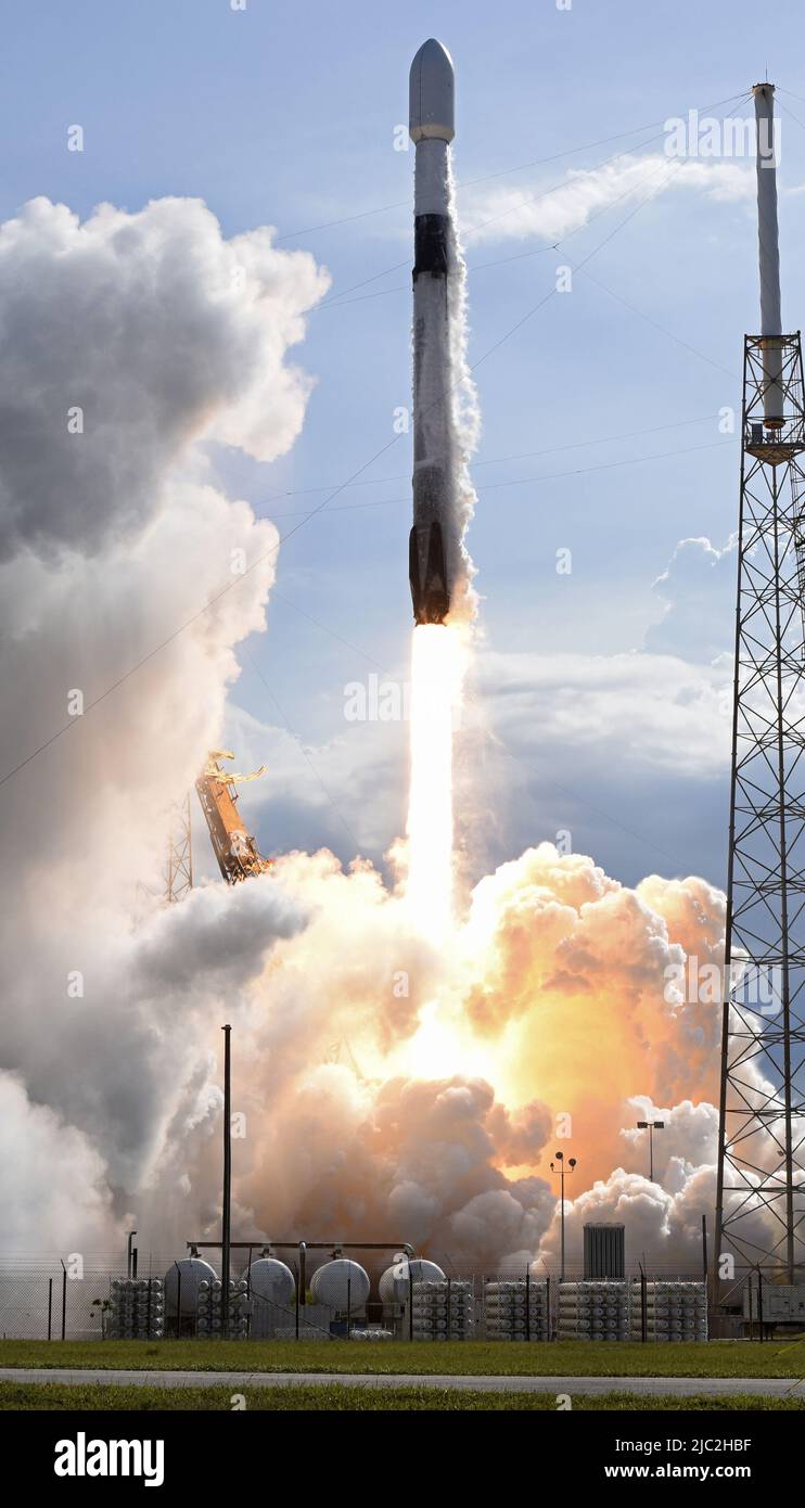 Un razzo SpaceX Falcon 9 potenzia Nilesat 301 dal complesso 40 alle 5:04 PM dalla Stazione spaziale di Cape Canaveral, Florida, mercoledì 8 giugno 2022. Nilesat fornirà servizi di comunicazione per l'Egitto e la regione del Medio Oriente. Foto di Joe Marino/UPI Credit: UPI/Alamy Live News Foto Stock