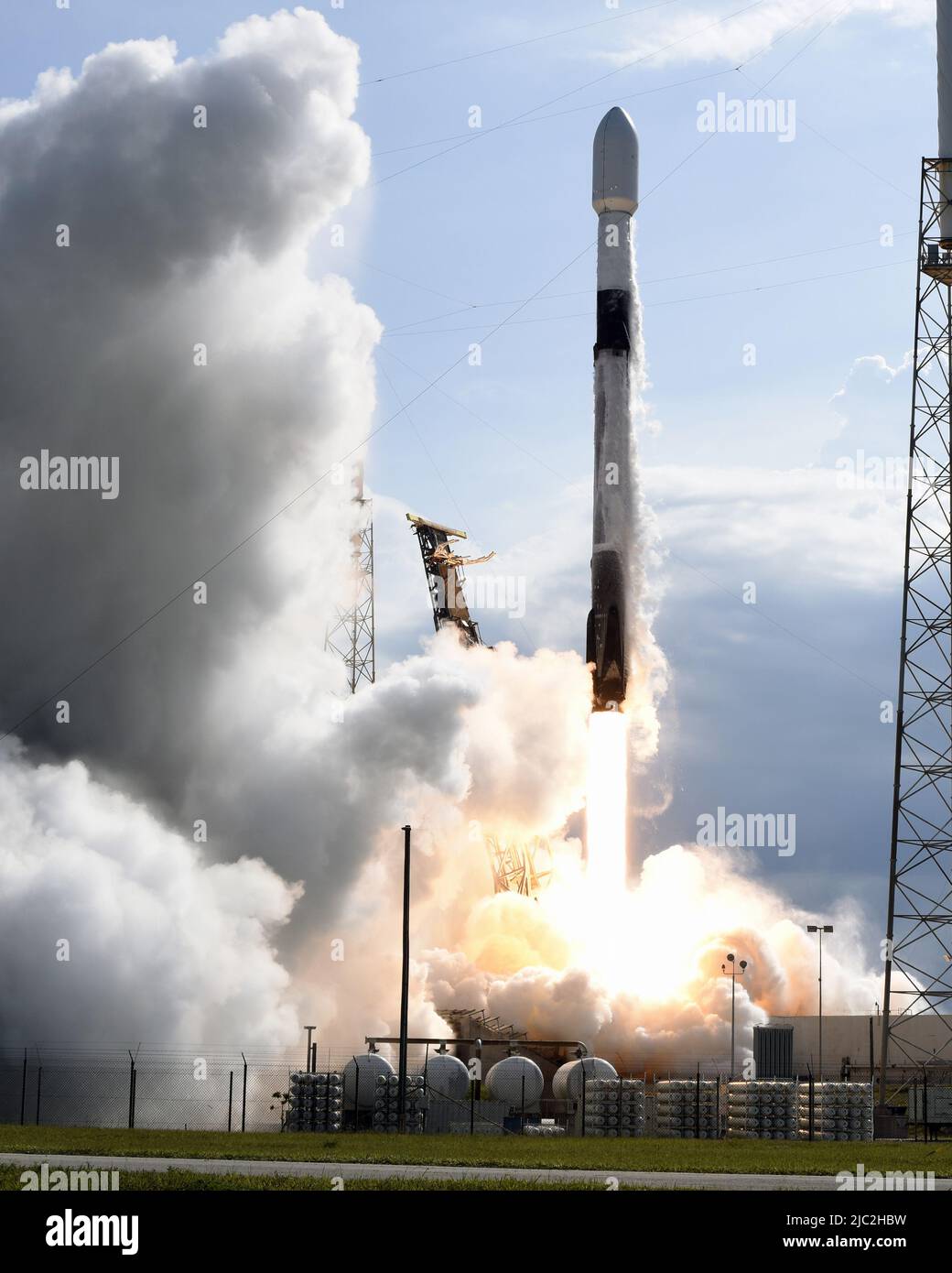 Un razzo SpaceX Falcon 9 potenzia Nilesat 301 dal complesso 40 alle 5:04 PM dalla Stazione spaziale di Cape Canaveral, Florida, mercoledì 8 giugno 2022. Nilesat fornirà servizi di comunicazione per l'Egitto e la regione del Medio Oriente. Foto di Joe Marino/UPI Credit: UPI/Alamy Live News Foto Stock
