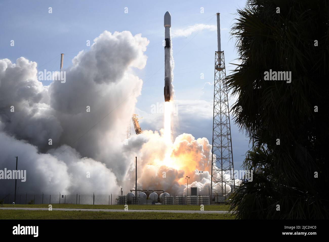 Un razzo SpaceX Falcon 9 potenzia Nilesat 301 dal complesso 40 alle 5:04 PM dalla Stazione spaziale di Cape Canaveral, Florida, mercoledì 8 giugno 2022. Nilesat fornirà servizi di comunicazione per l'Egitto e la regione del Medio Oriente. Foto di Joe Marino/UPI Credit: UPI/Alamy Live News Foto Stock