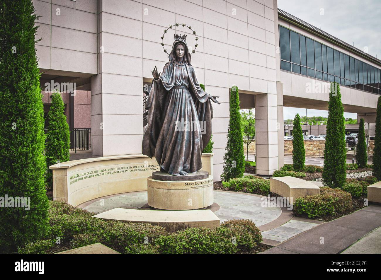 2022 04-21 Tulsa USA - Statua di Maria Regina del Cielo su piedistallo rotondo di fronte al St. Francis Hospital in area salotto vicino al ponte sospeso e all'ingresso sud Foto Stock