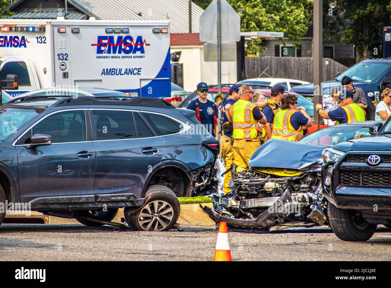 2022 05 17  Tulsa, OK USA tre veicoli coinvolti in un relitto con la polizia riuniti intorno talkng e ridere Foto Stock