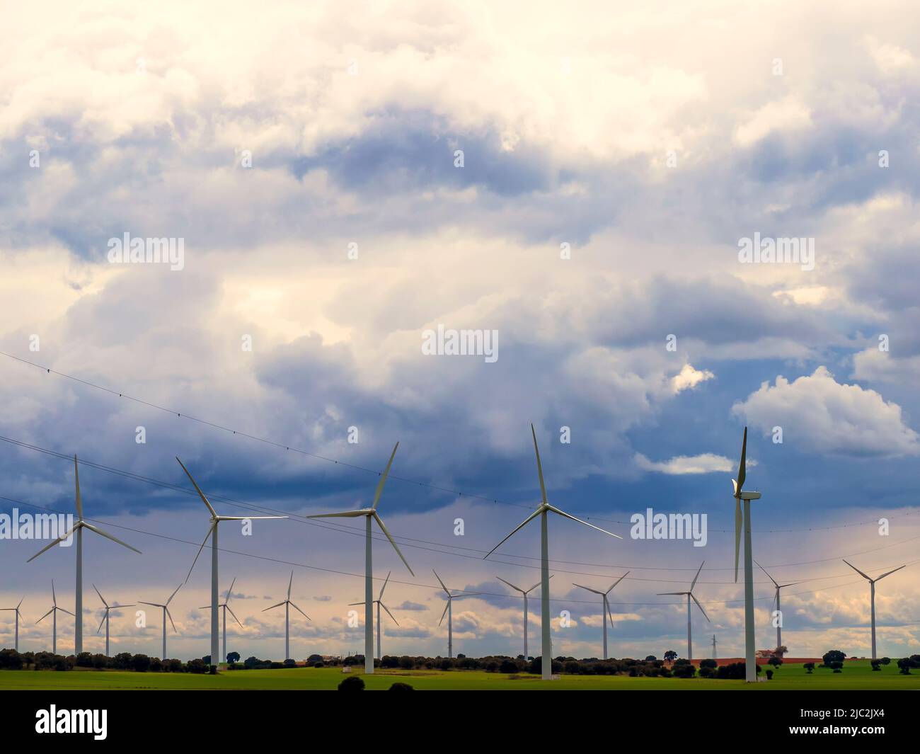 Gruppo di turbine eoliche per la produzione di energia elettrica Foto Stock