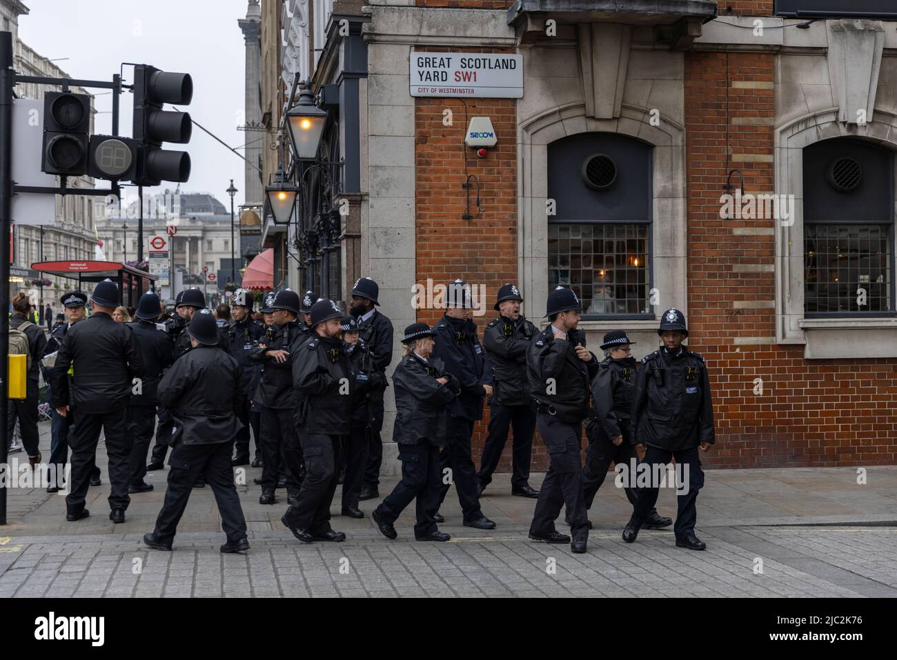 Gruppo di poliziotti Metropolitan si riunì in Great Scotland Yard Street a Westminster, Londra, Inghilterra, Regno Unito Foto Stock