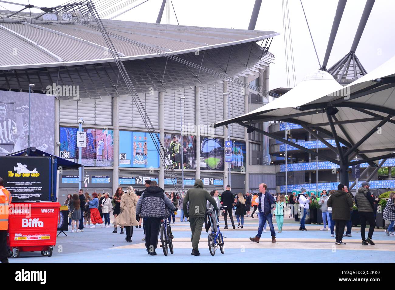 Manchester, Regno Unito. 9th giugno 2022. I fan di City Square Fanzone ed Sheeran arrivano all'Etihad Stadium, Manchester, Inghilterra, Regno Unito, Isole britanniche mentre ed Sheeran inizia un'apparizione notturna di 4 ore. Lo stadio accoglierà 240.000 tifosi nelle 4 notti. Il City Square Fanzone dispone di ristoranti e di banchi di bevande per gli arrivi anticipati dal 4pm. Credit: Terry Waller/Alamy Live News Foto Stock